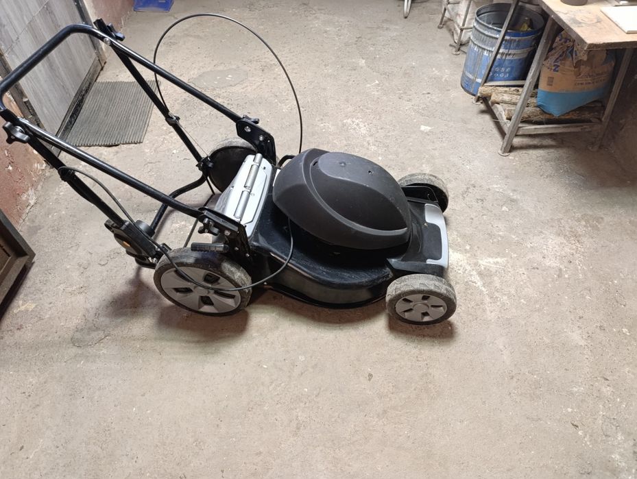 Електрическа косачка с крива ос на мотора