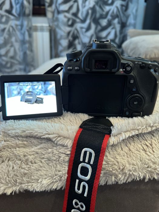 Canon EOS80D+Obiectiv EFS 18-55mm ca NOU maxim 1000 cadre