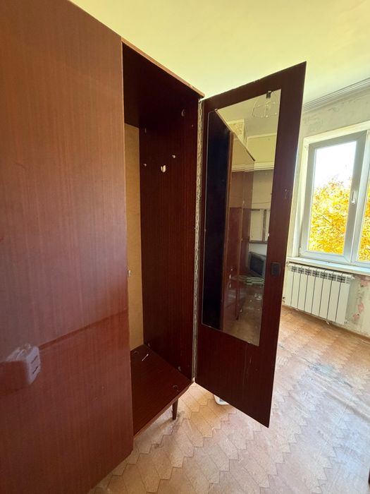 Шкаф, тумбочки бесплатно.