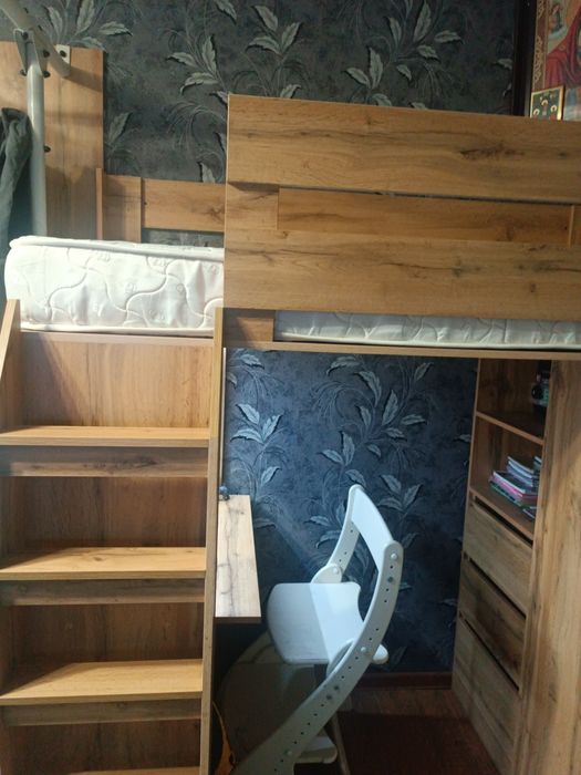 Кровать детская со столом и шкафами