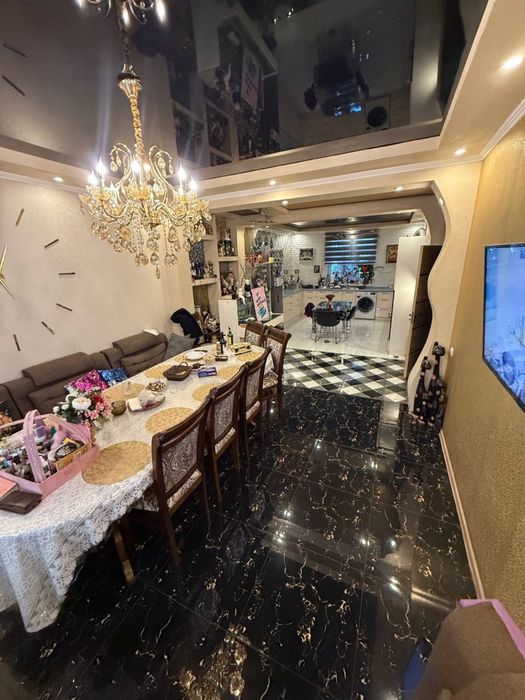 Yangi Hayot tumanida keng va qulay 3 qavatli uy sotuvda.