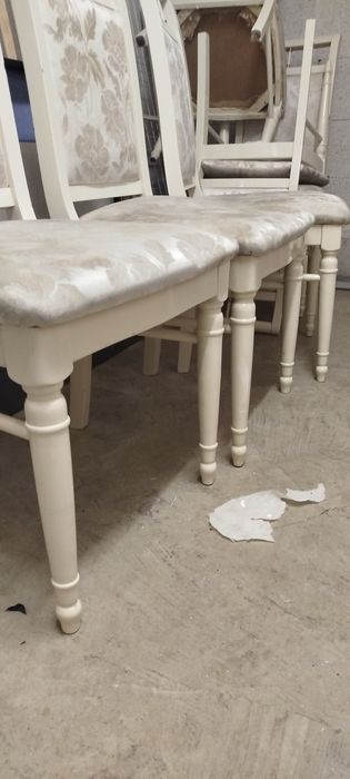 Cand scaune culoare alba
