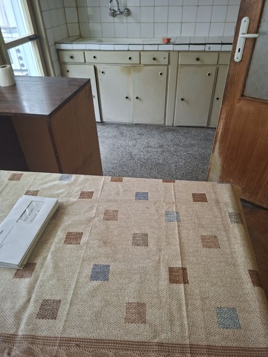 Продавам тристаен апартамент до Мед институт