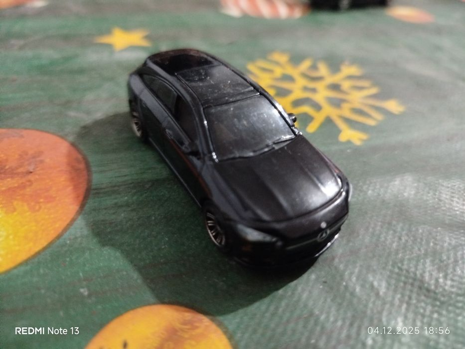 Dau aceste machete la schimb pe o macheta Dacia Logan .