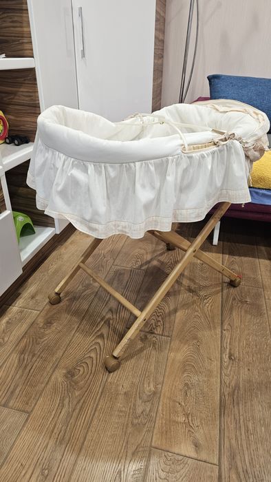 Бебешко кошче на колелца