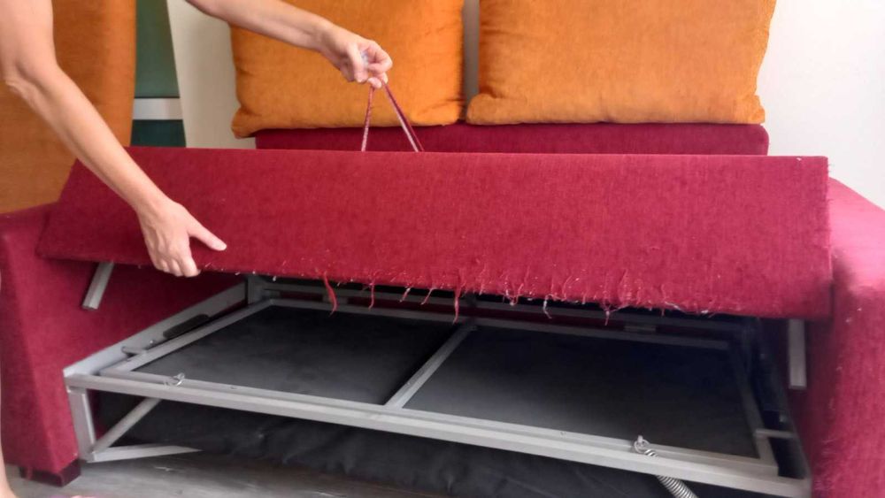 разтегателен диван и велоергометър