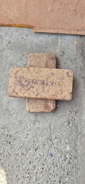 Vand caramida samota pret 3 lei bucata