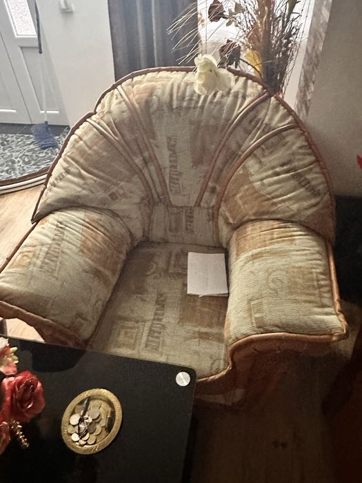 Vand 2 canapele un coltar piele, si canapea