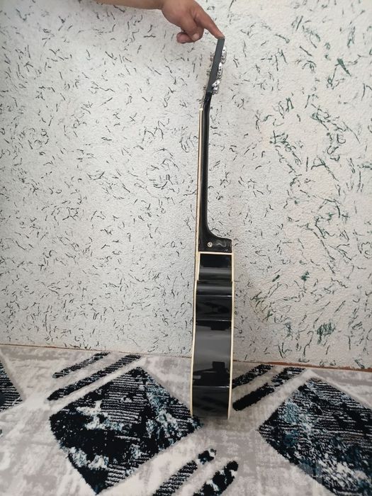 Gitara sotiladi holati yangi chexollati bn birga