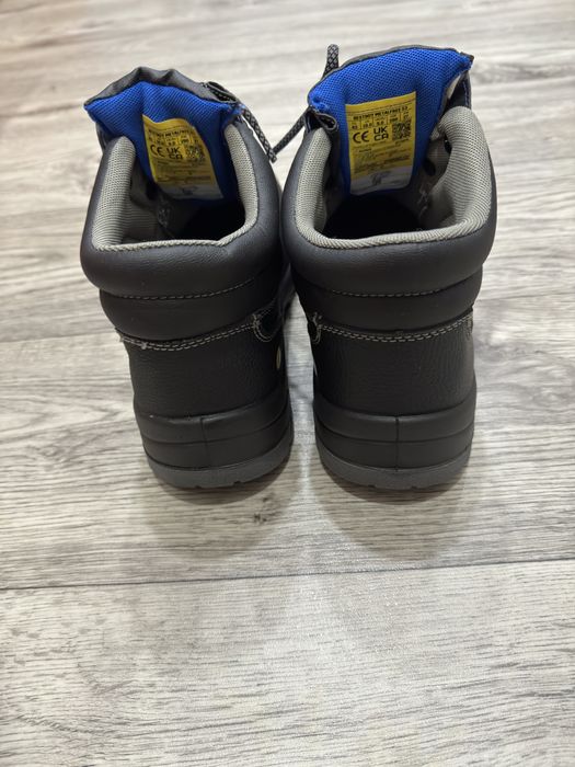 Продам мужские ботинки