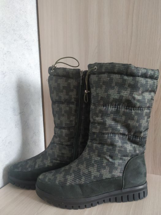 Продаются женские сапоги