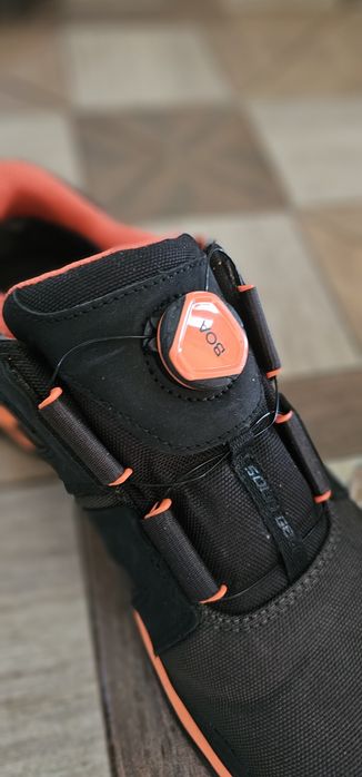 Vând papucii cu protectie (de lucru)