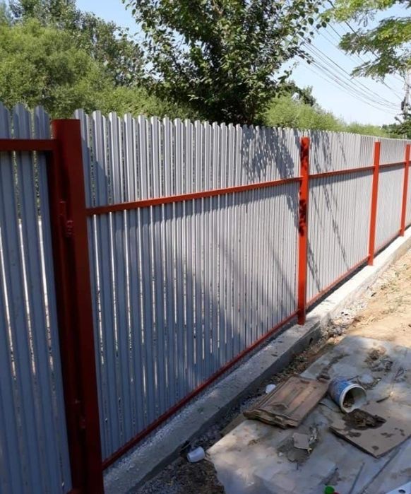 Executăm garduri din șipcă metalică sau din plasă bordurată