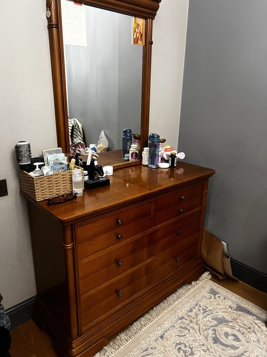 Продам испанский спальный гарнитур из массива дерева