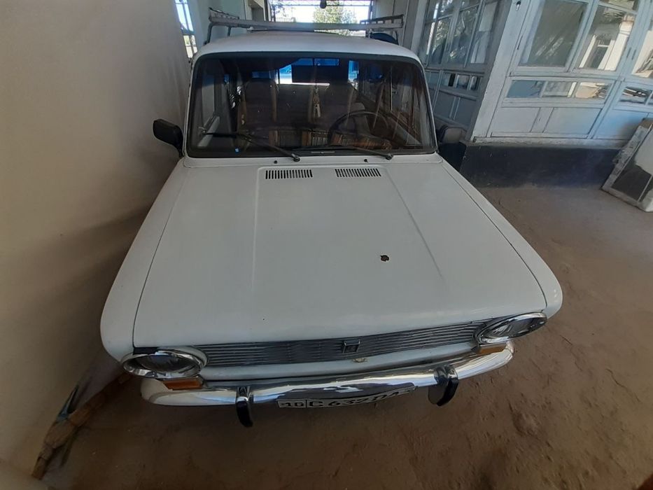 Moshina vaz 2102 yili 1975 xolati yaxshi mator karopka zadni ishi yoq