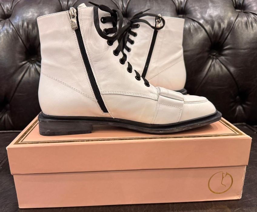 Белые кожаные ботинки осень–весна