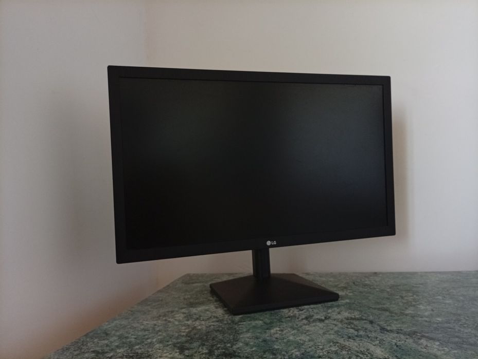 Монитор LG FULL HD 22"
