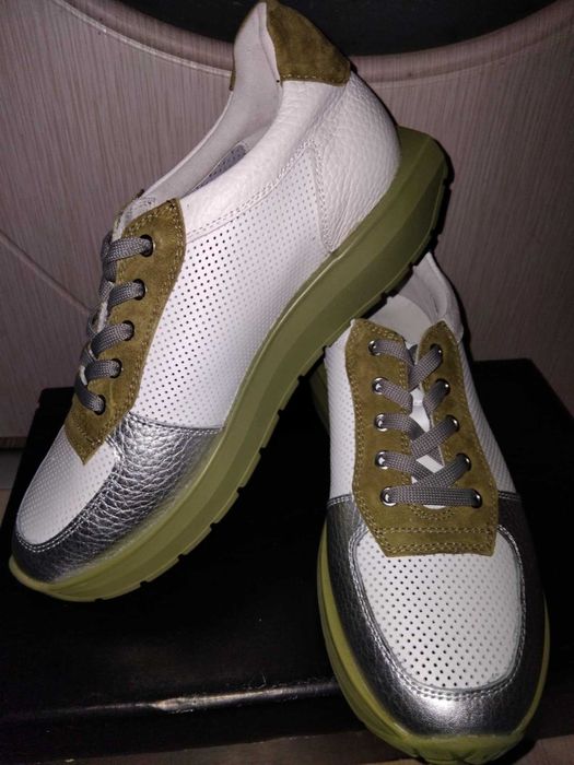 Дамски спортни обувки