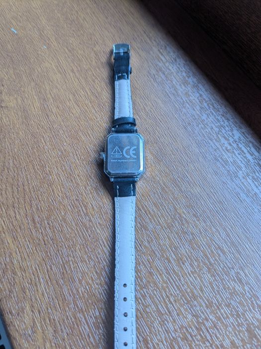 Ceas de damă în culoare neagră