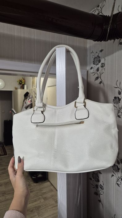 Бяла дамска чанта