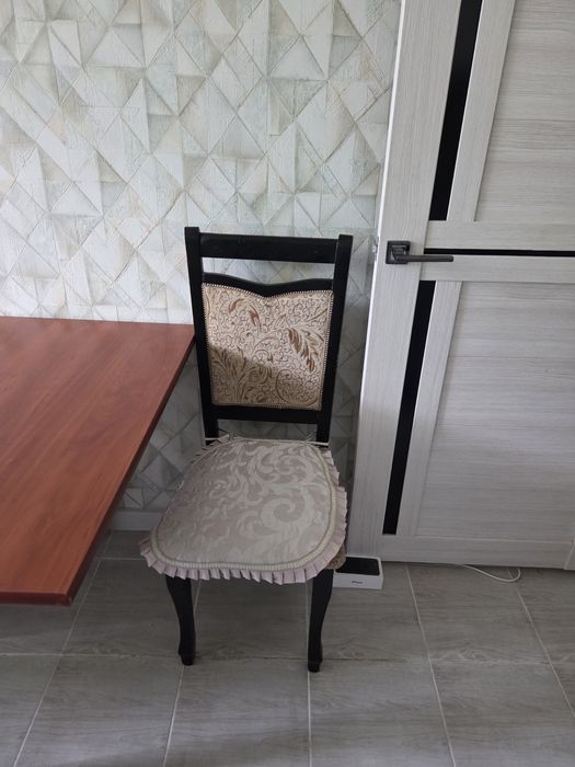 Продам  стол с стулиями