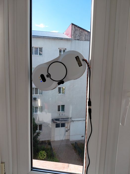 Robot curățat geamuri