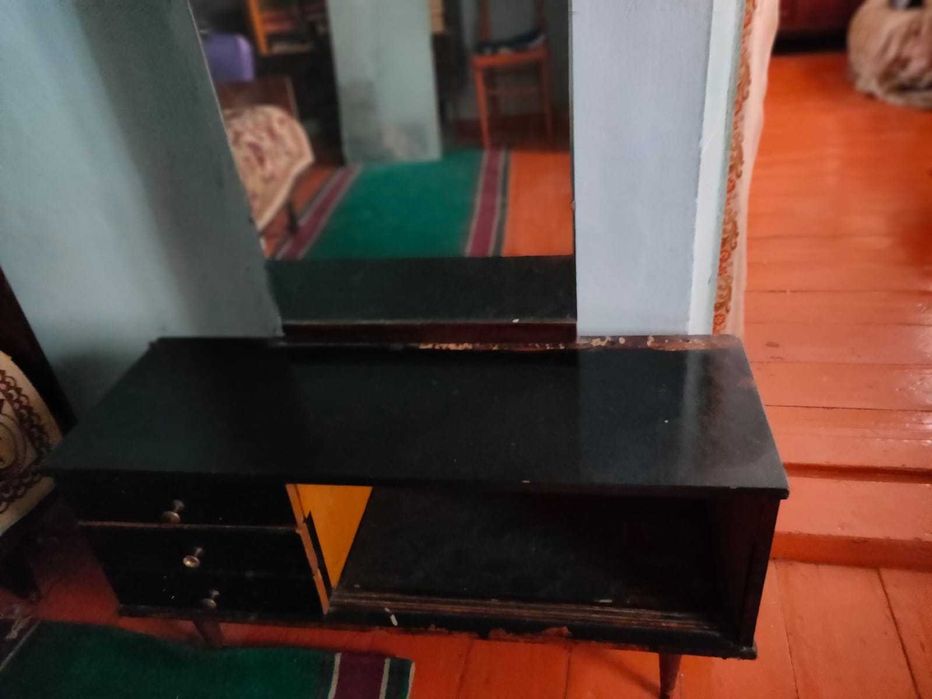 Срочно Продам трюмо с зеркалом 2500