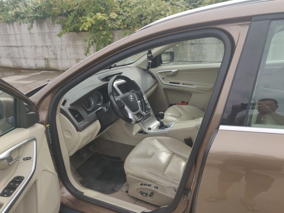 Volvo XC60 cutie manuala motor de 2.4  mașina este Ok fără probleme