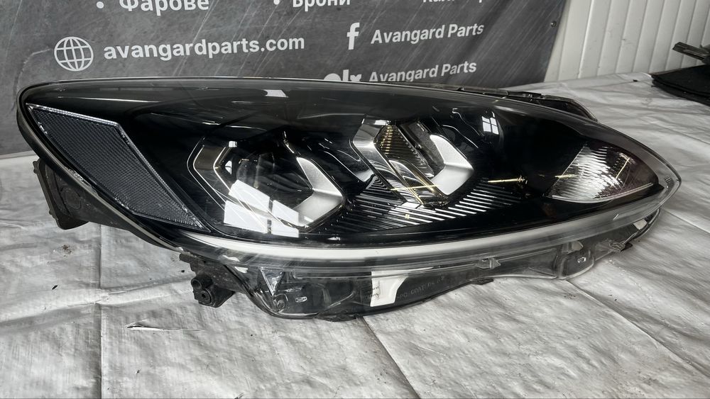 3 броя ляв и 2 броя десен фар Ford Kuga 2021-