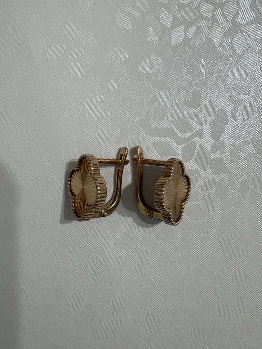 Продам золотые серьги