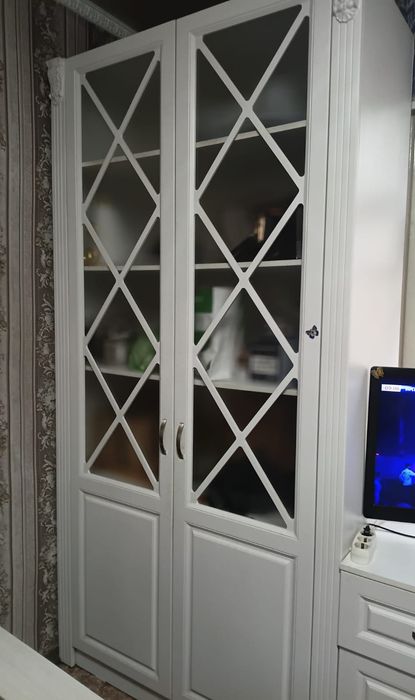 Срочно продам шкаф стенку и диван.
