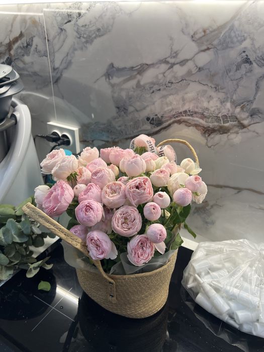 Свежий букет из кустовых пионовидных роз за 5000