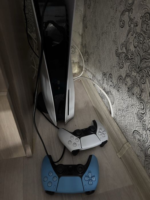 Ps5 продам в комплекте 2 джойстика