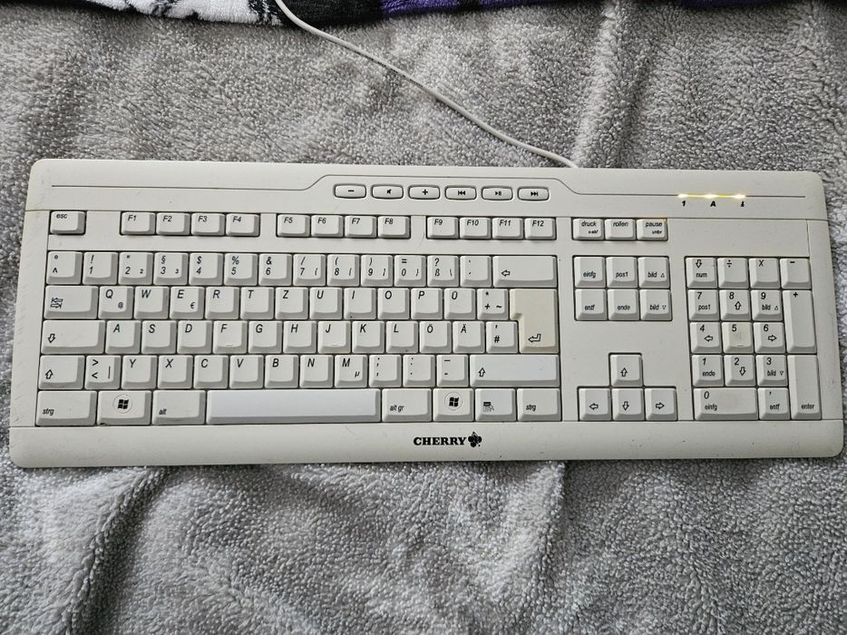 Vând tastatura office alb cherry mufă usb pentru calculator sau laptop