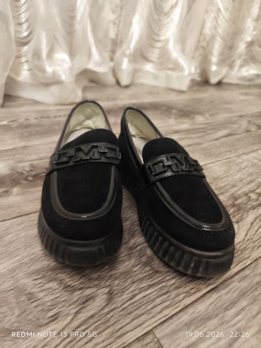 Продам школьные туфли