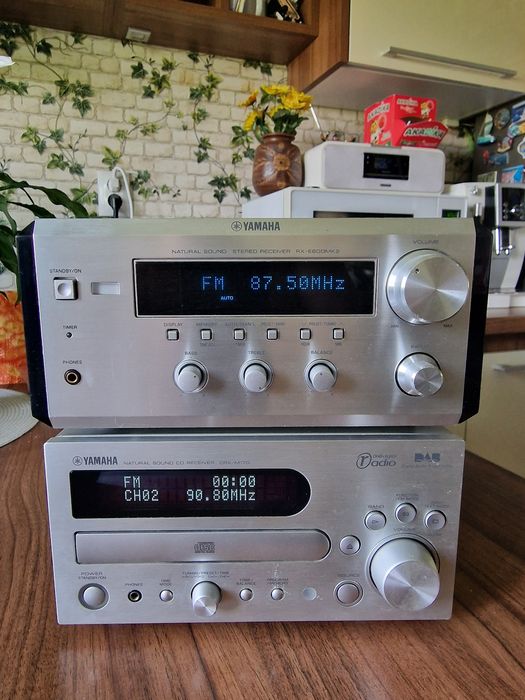 Yamaha,vand 2 amplificatoare,de calitate,format mijlociu.