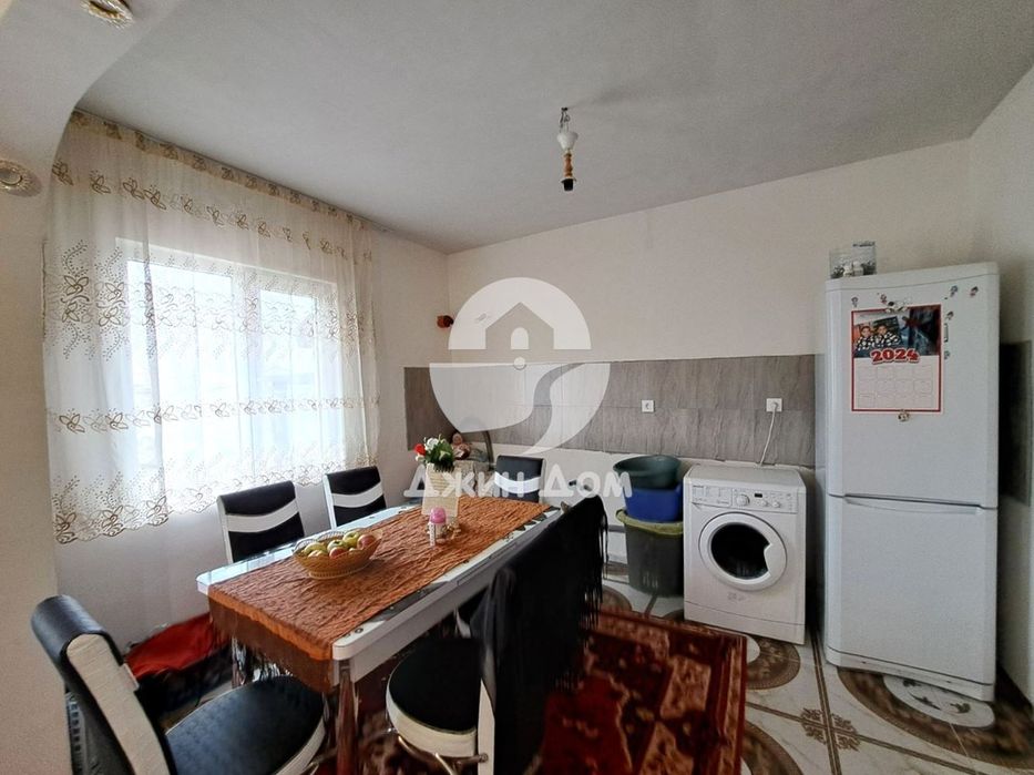 Едноетажна къща с двор в с. Черноград