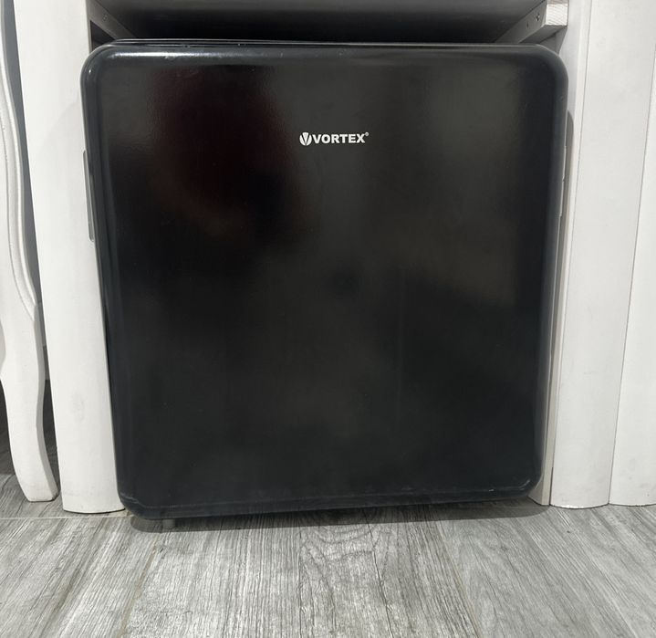 Frigider mic negru si congelator