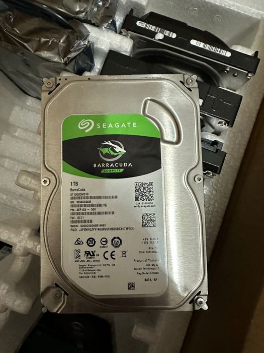 SSD диски и жёсткий диски разных обедов