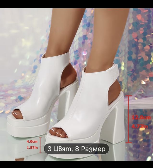 Бели високи обувки с лепенка