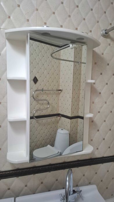 Зеркало подвесное, раковина с тумбой