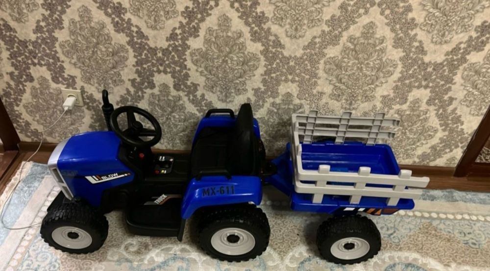 Продам синий трактор