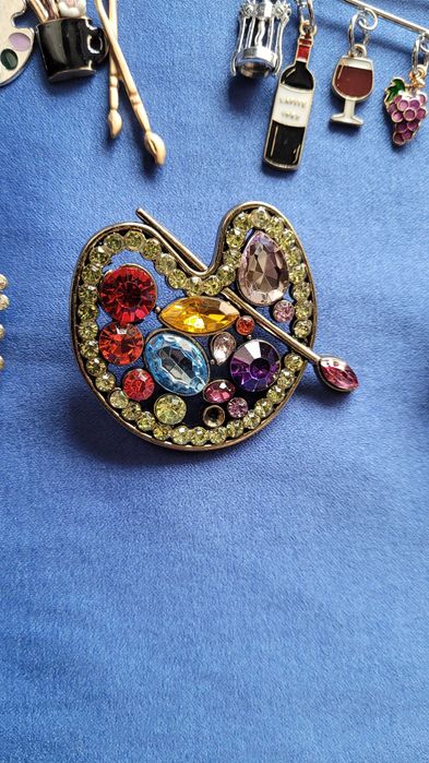 Различни видове брошки