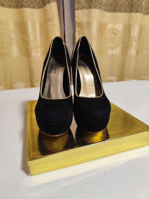 Pantofi cu auriu