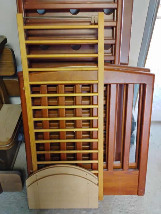 Продавам детско дървено легло