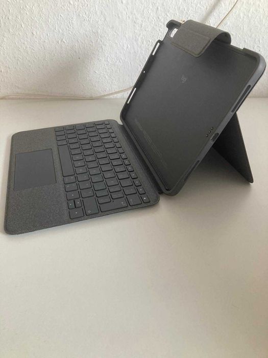 Logitech Folio Touch pentru iPad 11" – tastatură iluminată + trackpad
