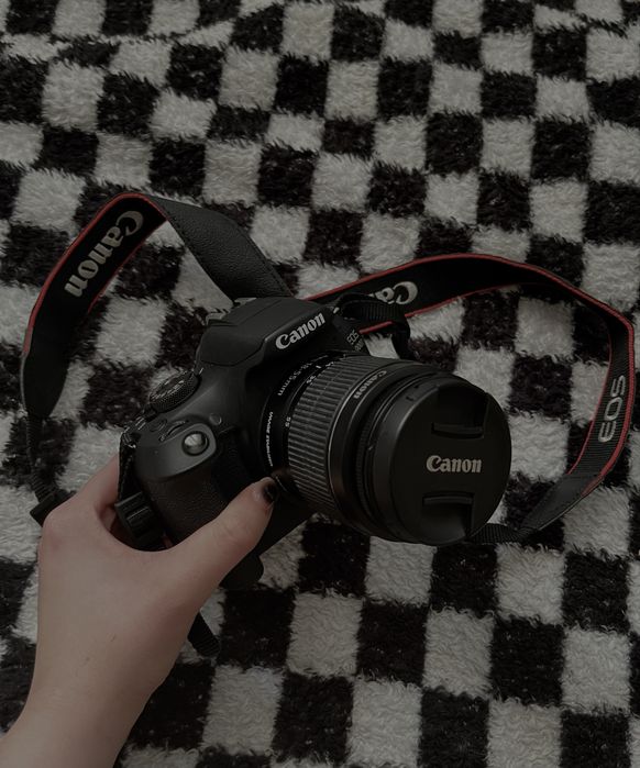 Canon EOS 2000D DSLR + obiectiv + trepied