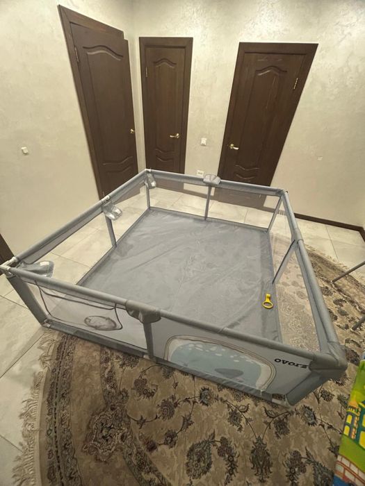 Детская кровать, шезлонг, столик, манеж