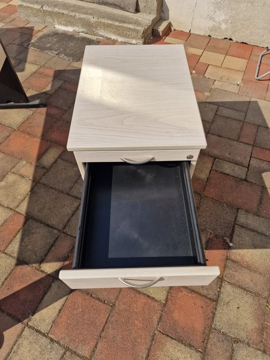 Vând Birou casetieră