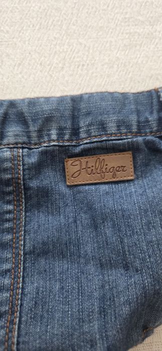 Psntaloni scurti Tommy Hilfiger,originali marimea 0-3 luni,stare foarte buna